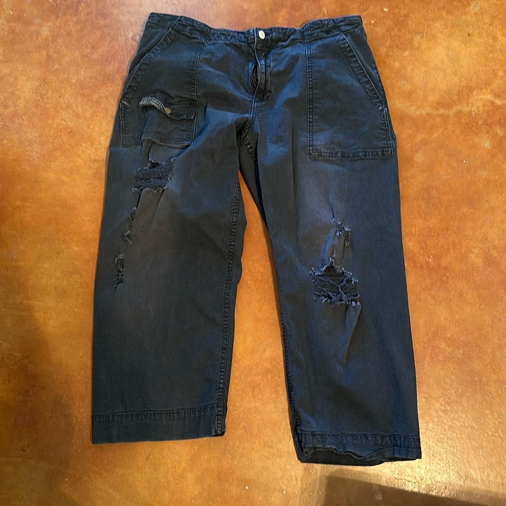 Pilcro distressed jeans cropped